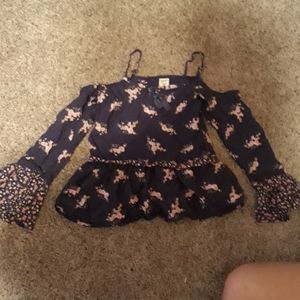 Girls floral longsleeve offshoulder shirt.